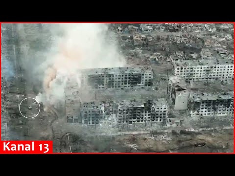 Ukrainian tank fires at the destroyed building where Russians were hiding in Bakhmut – Drone footage