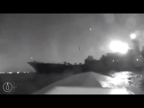 Kiev: «Nave russa colpita da un drone nel Mar Nero». In un video il momento dell’impatto